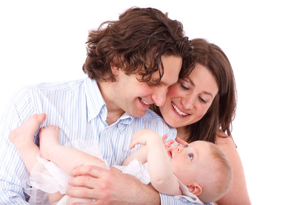 mężczyzna i kobieta trzymające niemowlaka będącego skutkem udanego leczenia niepłodności