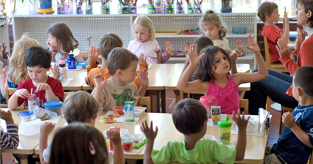 dzieci jedzące posiłek w klasie