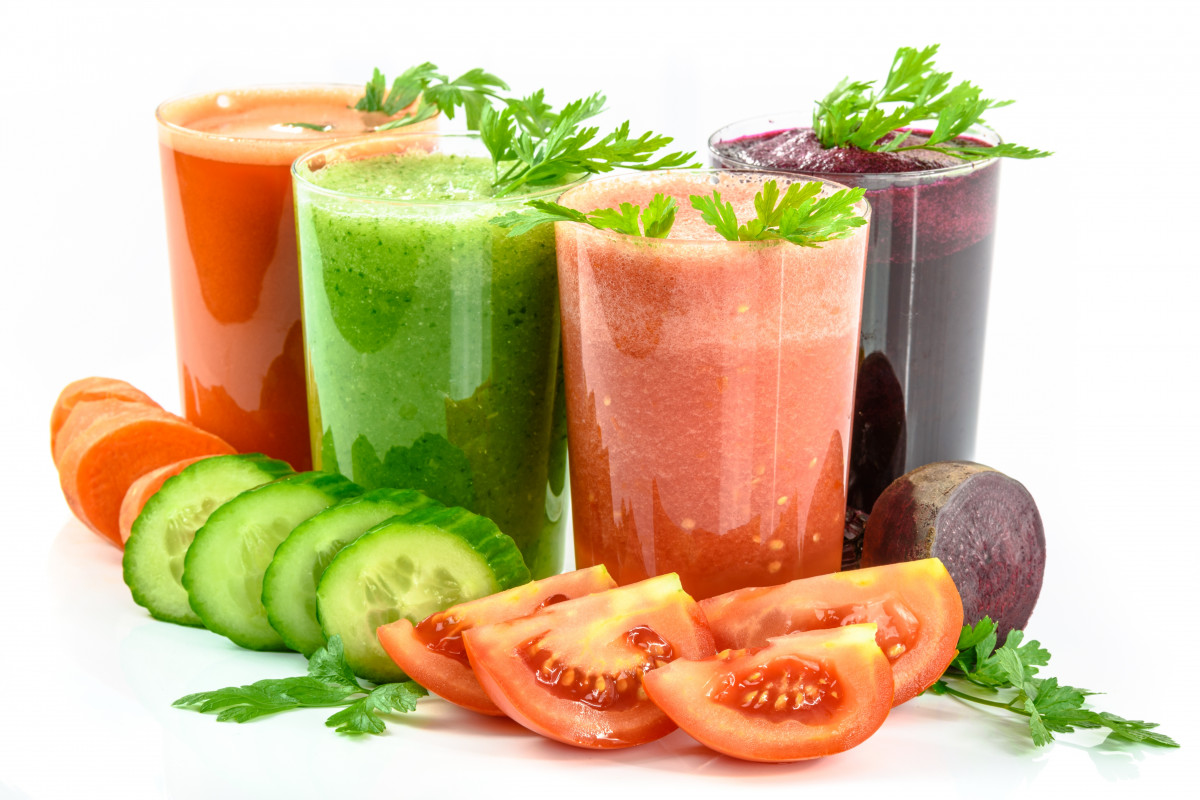 kolorowe koktajle warzywne będące podstawą diety wegetariańskiej