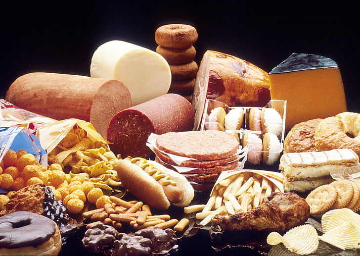 zdjęcie przedstawiające niezdrowe produkty spożywcze zawierające wysoką poziom cholesterolu