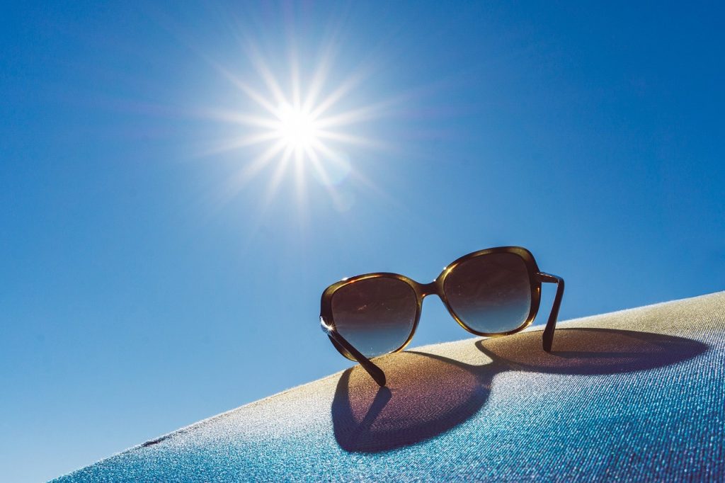okulary przeciwsłoneczne chroniące oczy przed promieniowaniem UV