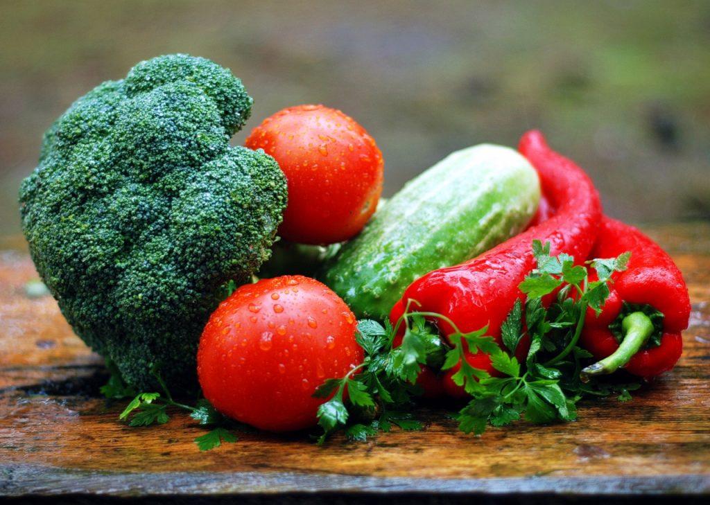 warzywa w kolorze zielonym i czerwonym